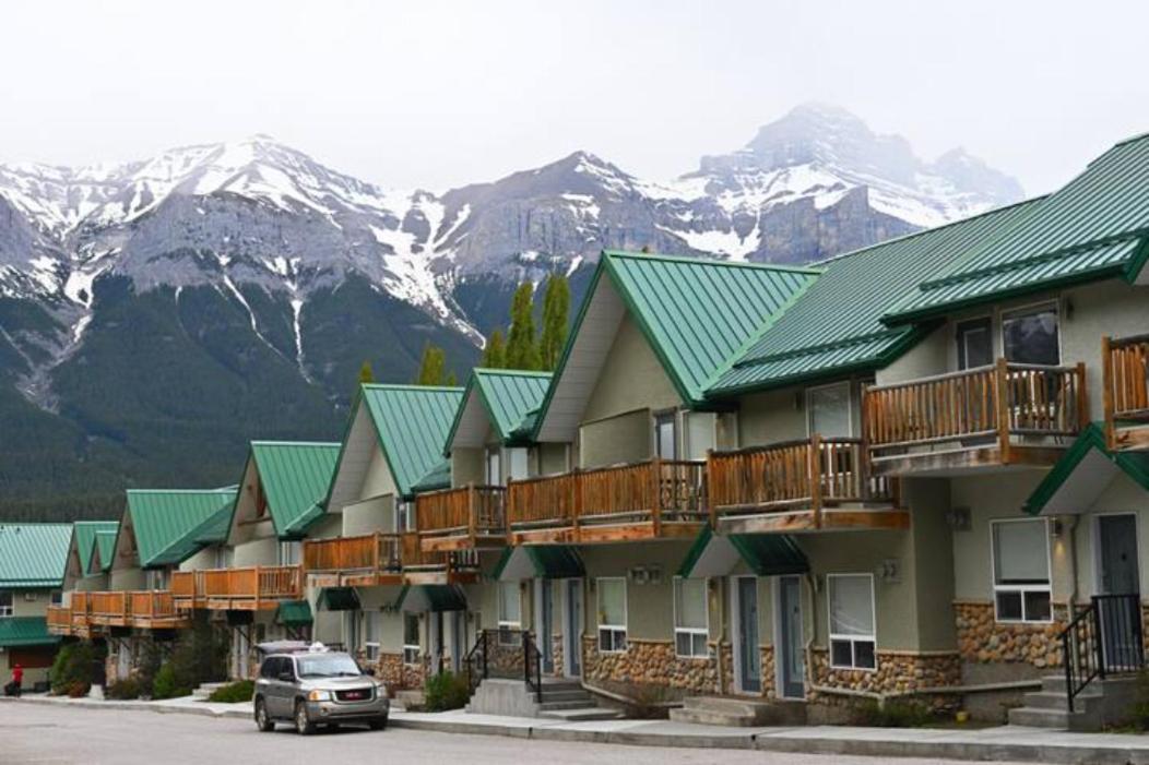 Mountain Surrounded Lodge In Harvie Height Canmore Eksteriør billede